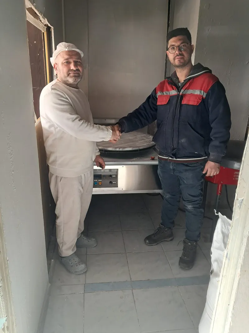 Evren Usta ile makinenin önünde tokalaşma