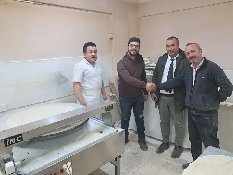 Kızılcahamam’da makinenin başında dört kişi tokalaşırken