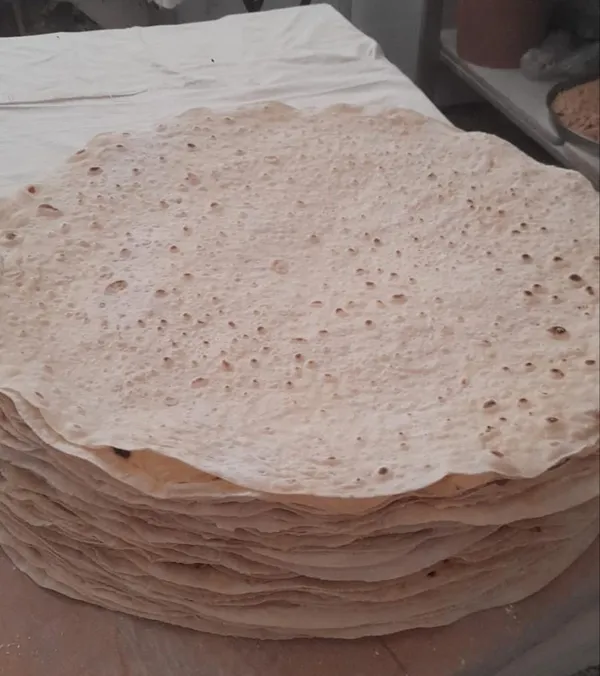 Bez üstünde istiflenmiş benekli köy yufkaları