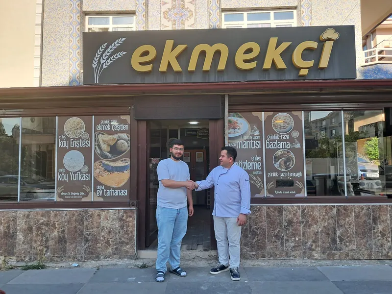 Ekmekçi fırınının önünde teslimat sonrası tokalaşma