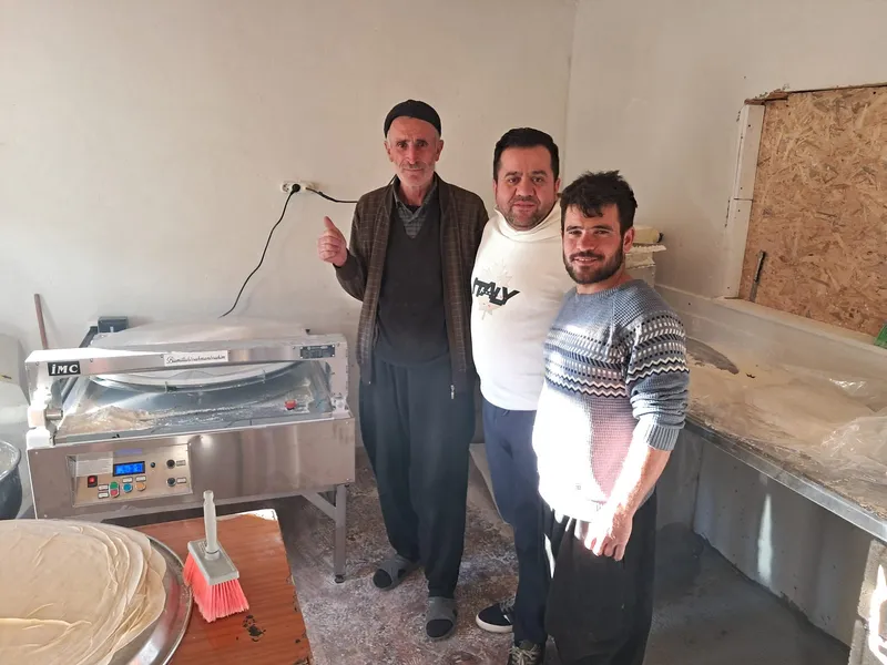Kahramanmaraş’ta kurulumu biten makinenin başında müşteriler
